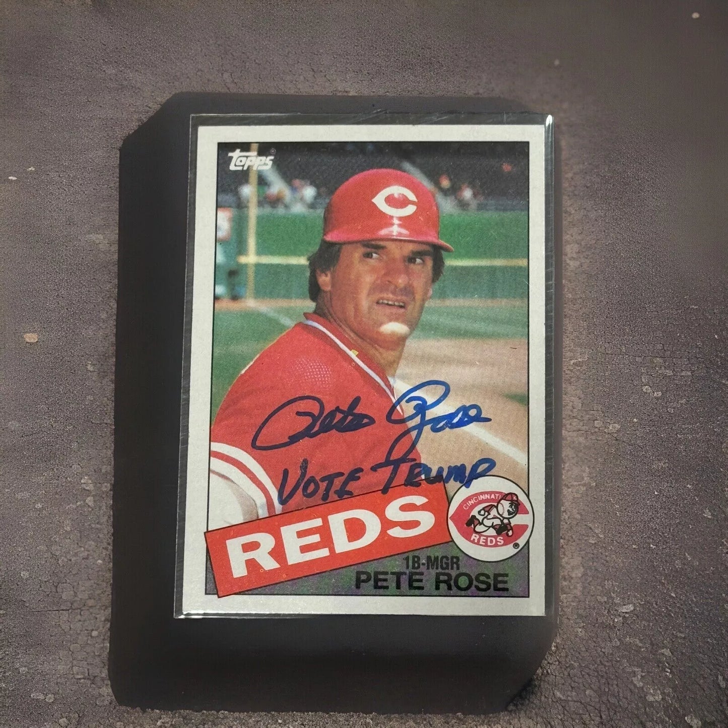 Super Rare Pete Rose Autographed Signed "VOTE TRUMP" 1985 Topps Card